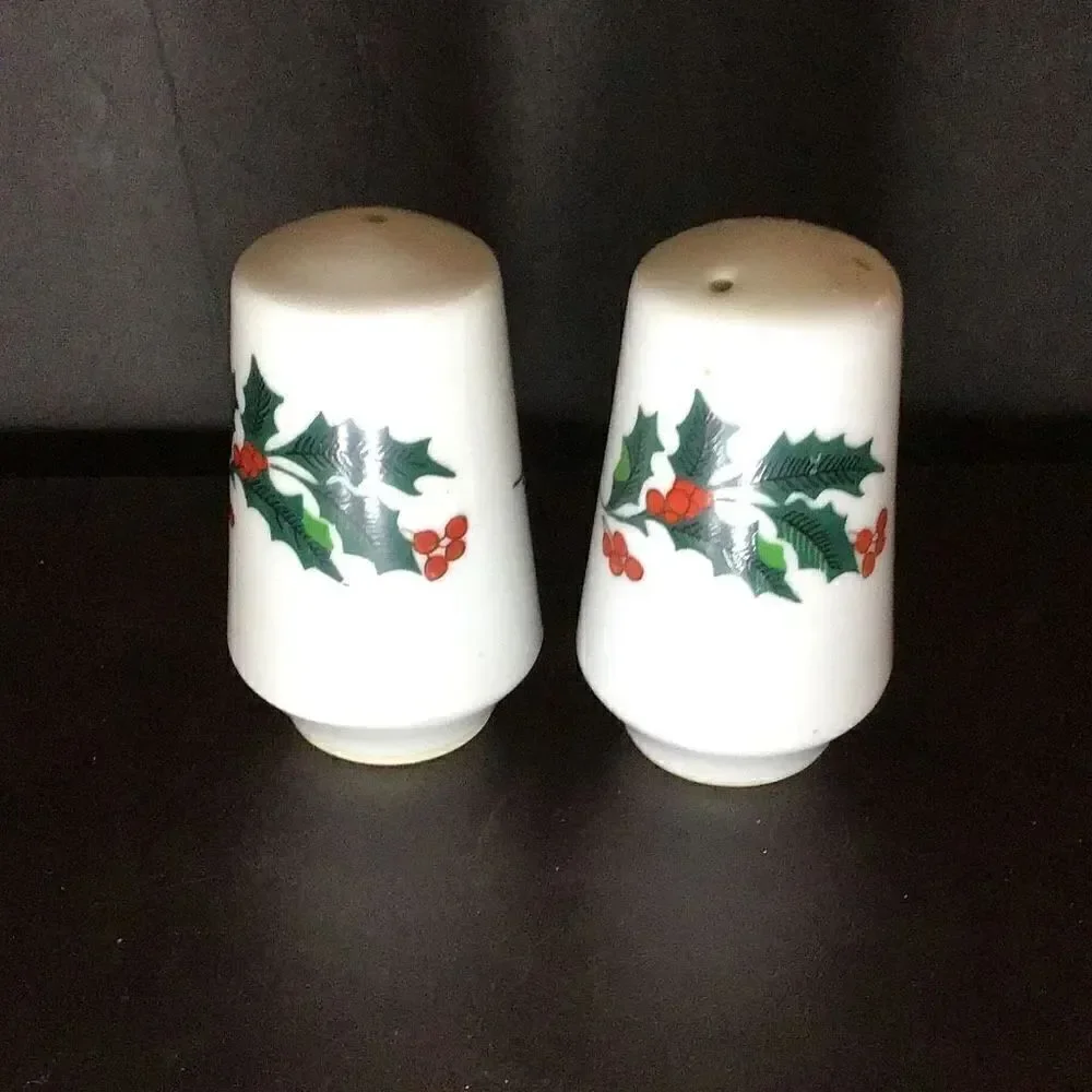 Salt and pepper shaker ￼vintage holly leaf’s and berries